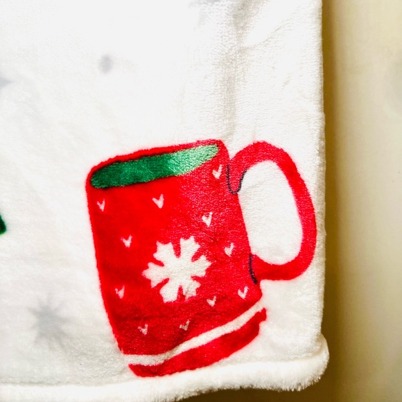 Christmas Festive Coffee Mugs Oversized Plush Throw Blanket Santa Penguin Tree - Picture 8 of 13